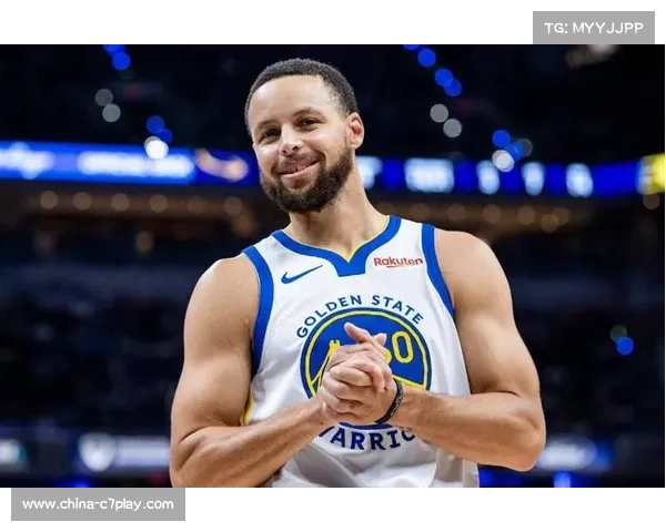 勇士主场小球迷中场投篮命中，库里场边鼓掌庆祝互动